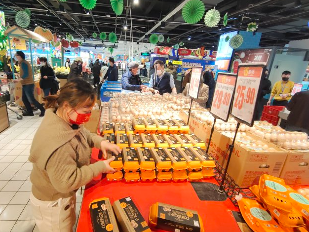 推广经理沈继芬到门店打地堆 (2).jpg