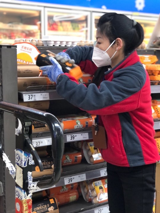 导购加班上货 (2).jpg